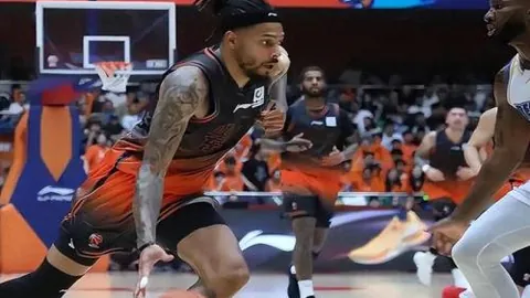 西蒙斯加盟快船助阵，哈登领衔四巨头阵容，湖人西部排名升至第四，浓眉哥首战负伤离场